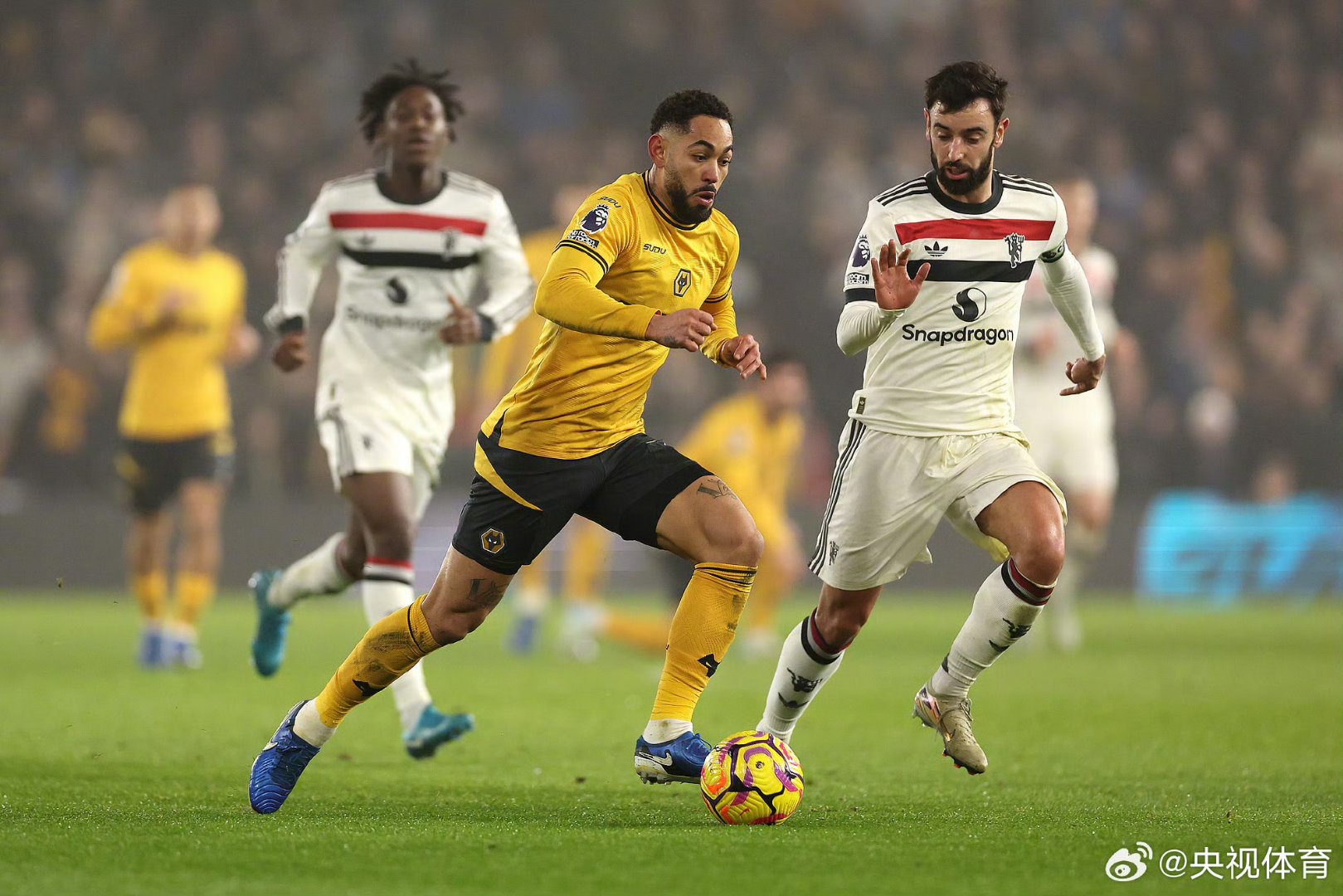 开云体育-关于曼联训练开放日；冲刺阶段远射贴柱引欢呼；德国杯在即；更衣室氛围转暖的信息