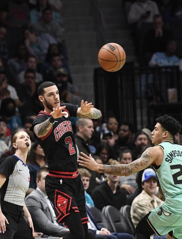 开云官网-关键时刻芝加哥公牛备战NBA季后赛，伤情更新细节曝光，媒体盛赞，团队化学反应显著的简单介绍